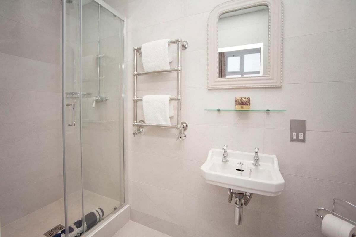 Stylish City Centre Apartment - บาธ ภายนอก รูปภาพ